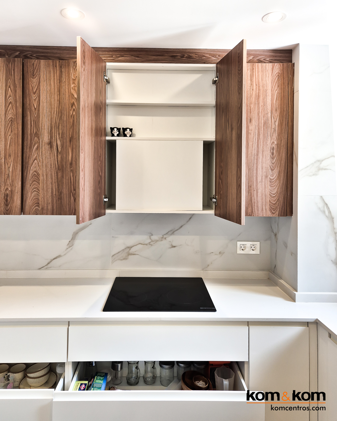 cocina moderna blanca y madera nogal sin tiradores